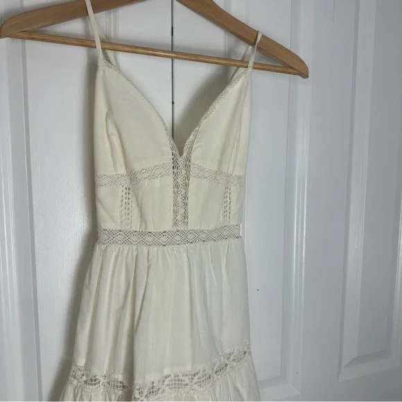 Audrey Parks + Francesca’s summer crochet backless dress. - Picture 2 of 6